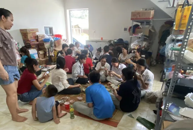 Một gia đình ở Phú Thọ nấu gần 100 suất cơm miễn phí cho sĩ tử thi vào lớp 10- Ảnh 1. Một gia đình ở Phú Thọ nấu gần 100 suất cơm miễn phí cho sĩ tử thi vào lớp 10- Ảnh 1.