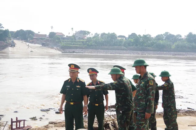 Thiếu tướng quân đội tới kiểm tra cầu phao Phong Châu ảnh 1