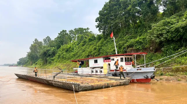Thiếu tướng quân đội tới kiểm tra cầu phao Phong Châu ảnh 3