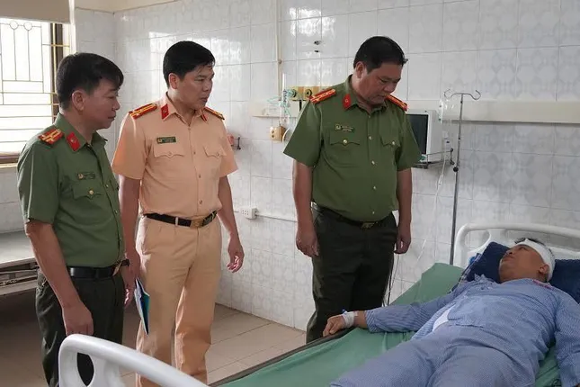 Khống chế &apos;quái xế&apos; bỏ chạy, tông xe vào cán bộ công an xã ảnh 2