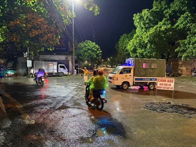 Đường tại thành phố Hòa Bình nứt gãy sau mưa lớn, tạm thời cấm đường ảnh 1