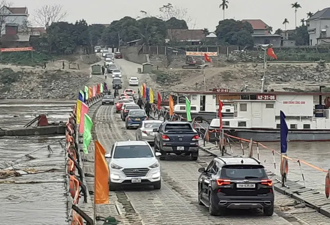 Cầu phao Phong Châu sẵn sàng phục vụ người dân qua sông Hồng ảnh 1