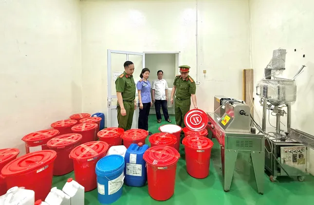 Khởi tố, bắt tạm giam giám đốc doanh nghiệp sản xuất mỹ phẩm giả ảnh 2