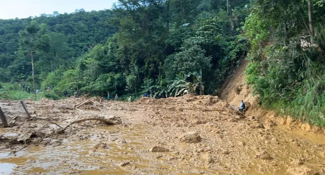 Hai tuyến quốc lộ qua Sơn La, Phú Thọ sạt lở, có tuyến 4 ngày chưa thông đường ảnh 1