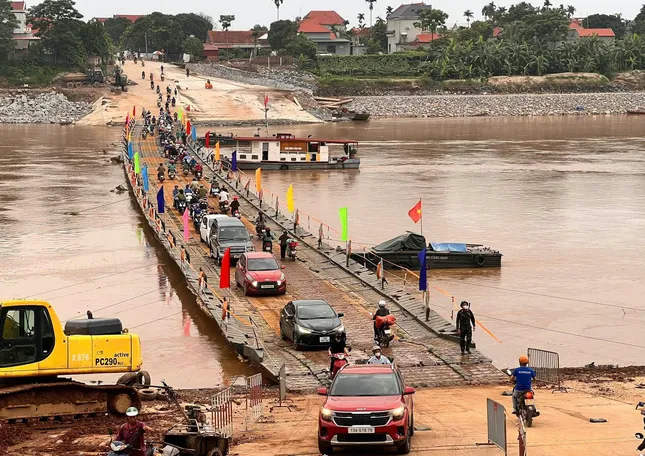 Lũ trên sông Hồng xuống thấp, cầu phao Phong Châu hoạt động trở lại ảnh 1
