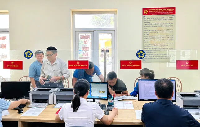 Nhiều người dân tộc thiểu số lần đầu thao tác màn hình cảm ứng không còn bỡ ngỡ ảnh 29