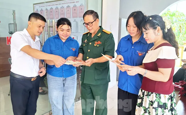 Nhiều người dân tộc thiểu số lần đầu thao tác màn hình cảm ứng không còn bỡ ngỡ ảnh 30