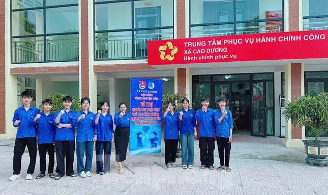 Nhiều người dân tộc thiểu số lần đầu thao tác màn hình cảm ứng không còn bỡ ngỡ ảnh 25