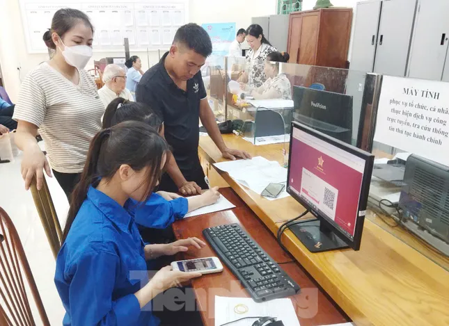 Nhiều người dân tộc thiểu số lần đầu thao tác màn hình cảm ứng không còn bỡ ngỡ ảnh 27