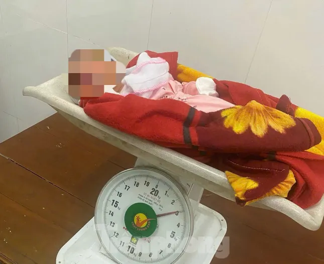 Bé gái sơ sinh bị bỏ rơi ở nhà văn hóa kèm bức thư viết tay nhờ người 'nuôi giúp' ảnh 1
