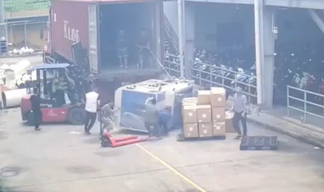Hai người đàn ông ở Phú Thọ thương vong vì bị kiện hàng đè lên người ảnh 1