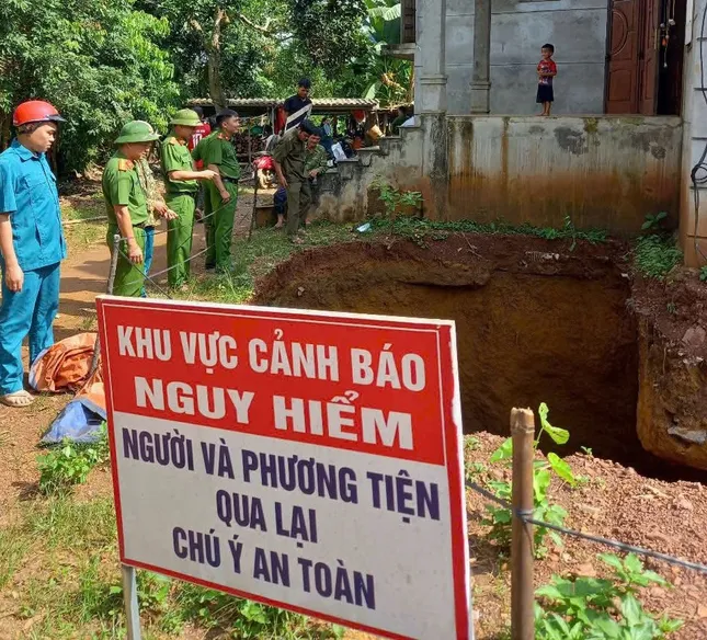 Lại xuất hiện &apos;hố tử thần&apos; rộng 9 mét tại Phú Thọ, hai hộ dân phải di dời ảnh 1