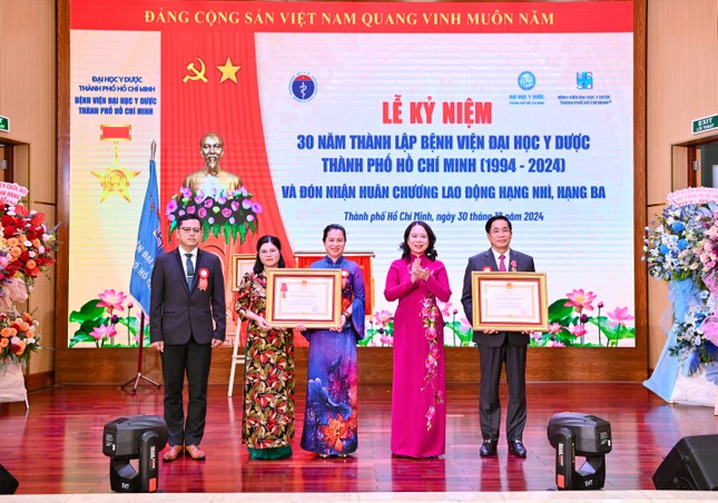 Bệnh viện Đại học Y Dược TPHCM đón nhận danh hiệu Anh hùng Lao động ảnh 2