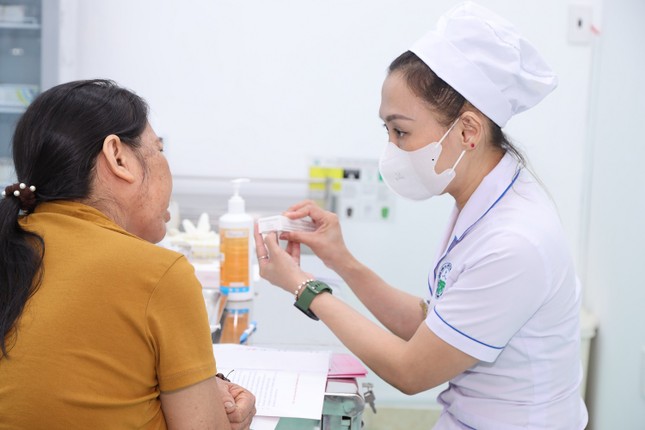 Mù mắt, nhiễm trùng vì &apos;thầy khoán&apos; đắp lá trị bệnh zona ảnh 2