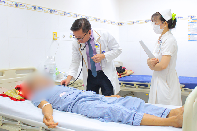 Cụ ông mắc lao màng ngoài tim suýt tử vong vì tưởng bị cảm sốt thông thường ảnh 2