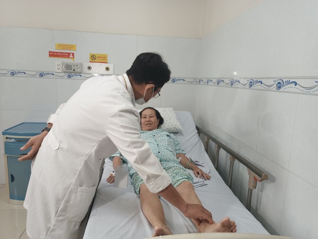Chủ quan với căn bệnh &apos;sát thủ thầm lặng&apos; người phụ nữ suýt bị cưa chân ảnh 2