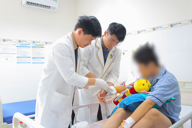 Nổi loạn đập cửa kính, cậu bé suýt mất tay ảnh 3
