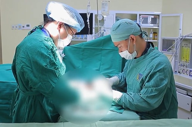 Nổi loạn đập cửa kính, cậu bé suýt mất tay ảnh 2