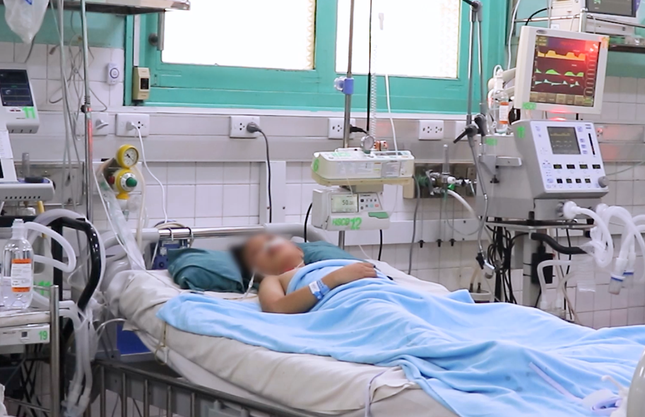 Bé gái suýt mất mạng vì &apos;chơi đùa&apos; với cửa cuốn ảnh 1