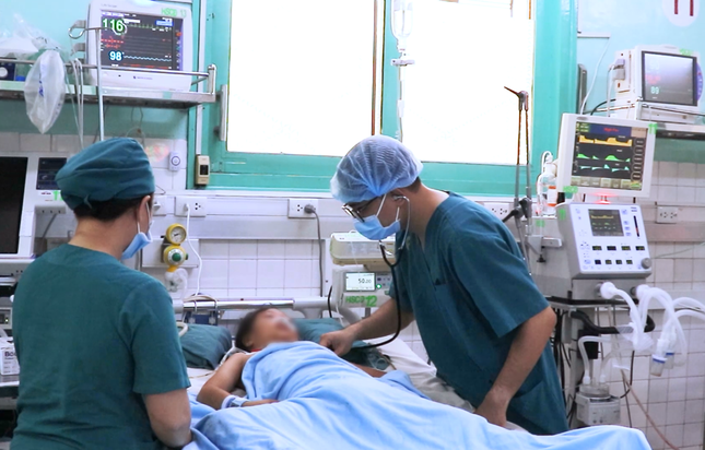 Bé gái suýt mất mạng vì &apos;chơi đùa&apos; với cửa cuốn ảnh 2