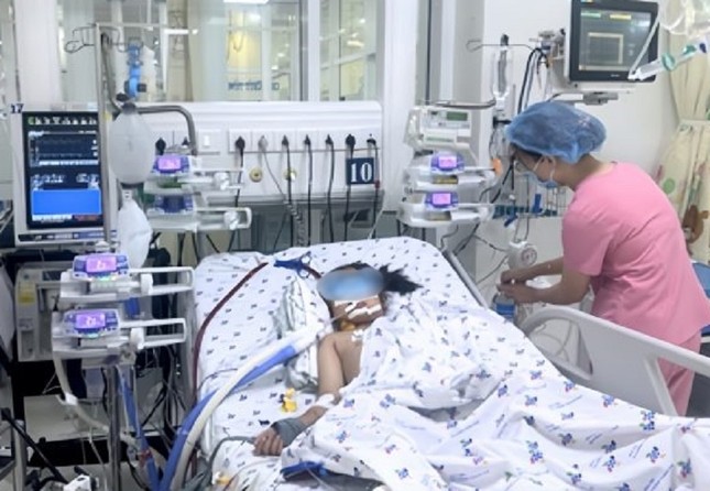 Bé gái xẹp phổi, nguy kịch sau 2 ngày chỉ bị sốt nhẹ ảnh 1