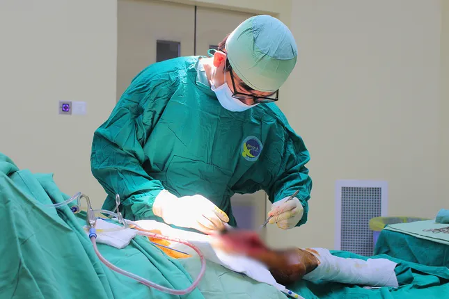&apos;Thần y&apos; tiêm thuốc lạ trị đau lưng, bệnh nhân nhiễm trùng suýt mất mạng ảnh 1