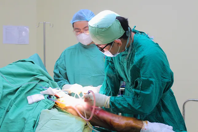 &apos;Thần y&apos; tiêm thuốc lạ trị đau lưng, bệnh nhân nhiễm trùng suýt mất mạng ảnh 2