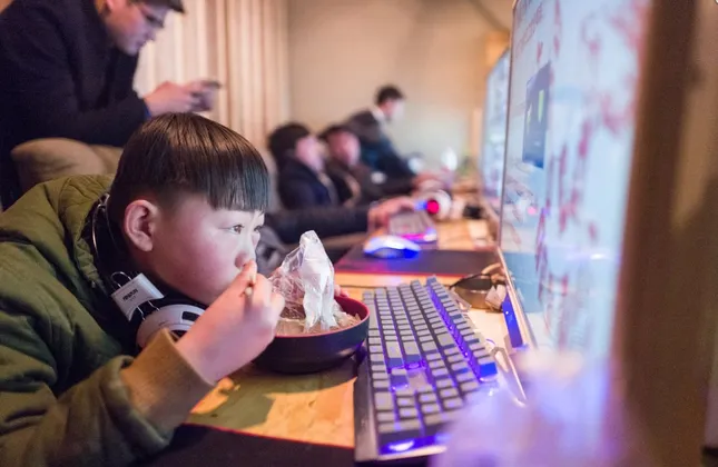 Bỏ ăn để chơi game suốt ngày đêm, nam thanh niên phải phẫu thuật khẩn cấp ảnh 2