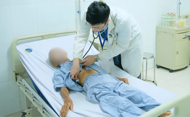 Phát hiện &apos;quả trứng&apos; trong ổ bụng cụ ông gần 100 tuổi sau nhiều ngày bí tiểu ảnh 1