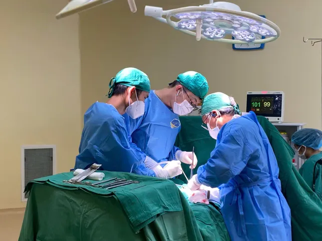 Phát hiện &apos;quả trứng&apos; trong ổ bụng cụ ông gần 100 tuổi sau nhiều ngày bí tiểu ảnh 2