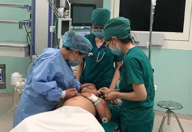 Kịp thời cứu bé trai nguy kịch vì ngạt nước ao nhà ảnh 1