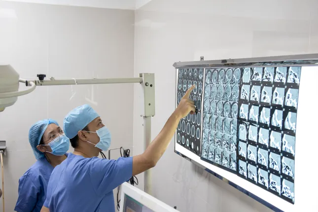 Cứu người đàn ông bị hàng xóm dùng đũa đâm xuyên hốc mắt ảnh 1