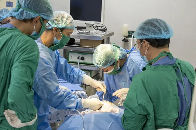 Cứu người đàn ông bị hàng xóm dùng đũa đâm xuyên hốc mắt ảnh 3