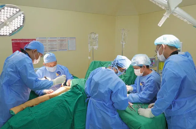 Người phụ nữ bị máy cày cán ngang người thoát chết hy hữu ảnh 1