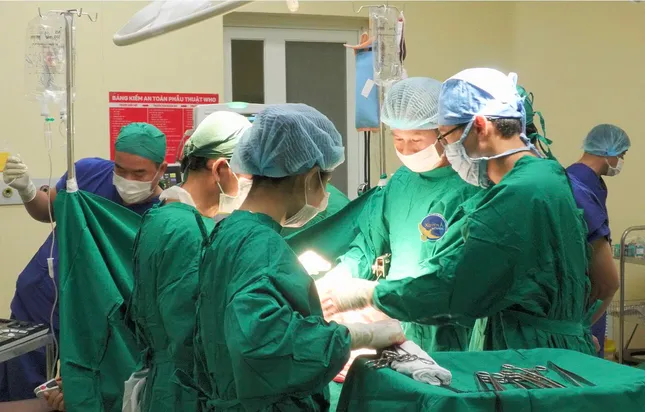 Phẫu thuật khẩn cấp cứu cụ ông máu phun thành vòi trong bụng vì tai nạn ảnh 1