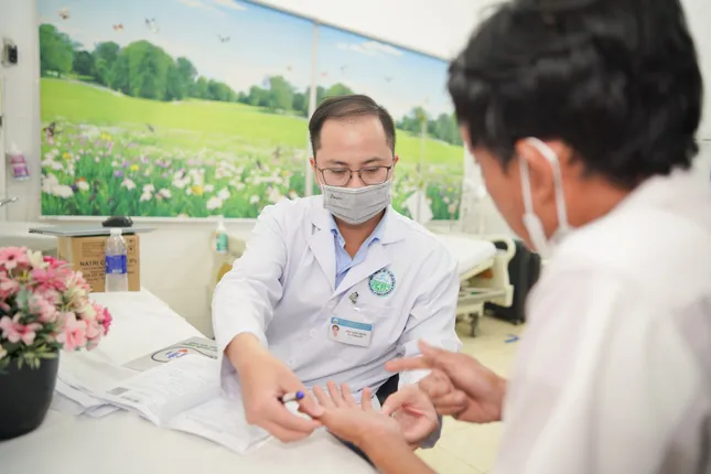 Đột ngột bị mù vì mắc bệnh lây qua đường tình dục ảnh 1