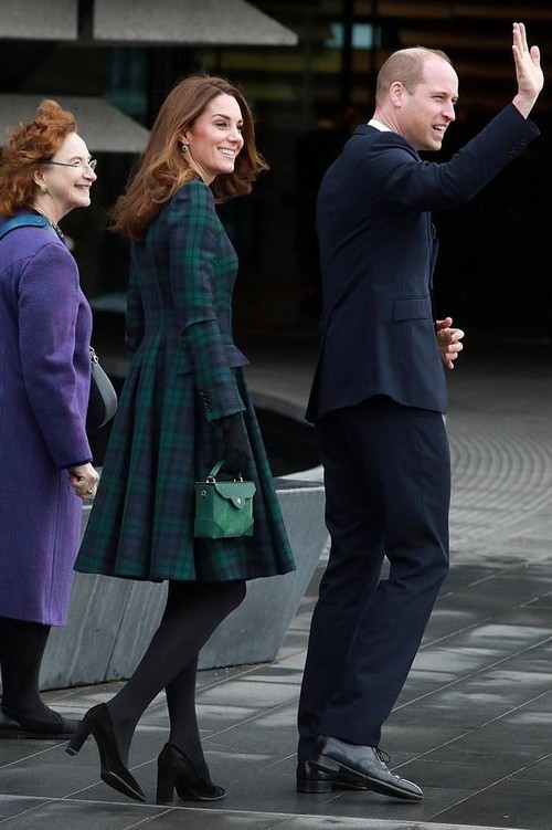 Những chiếc túi hiệu lạ lẫm trong bộ sưu tập của Công nương Kate Middleton ảnh 2