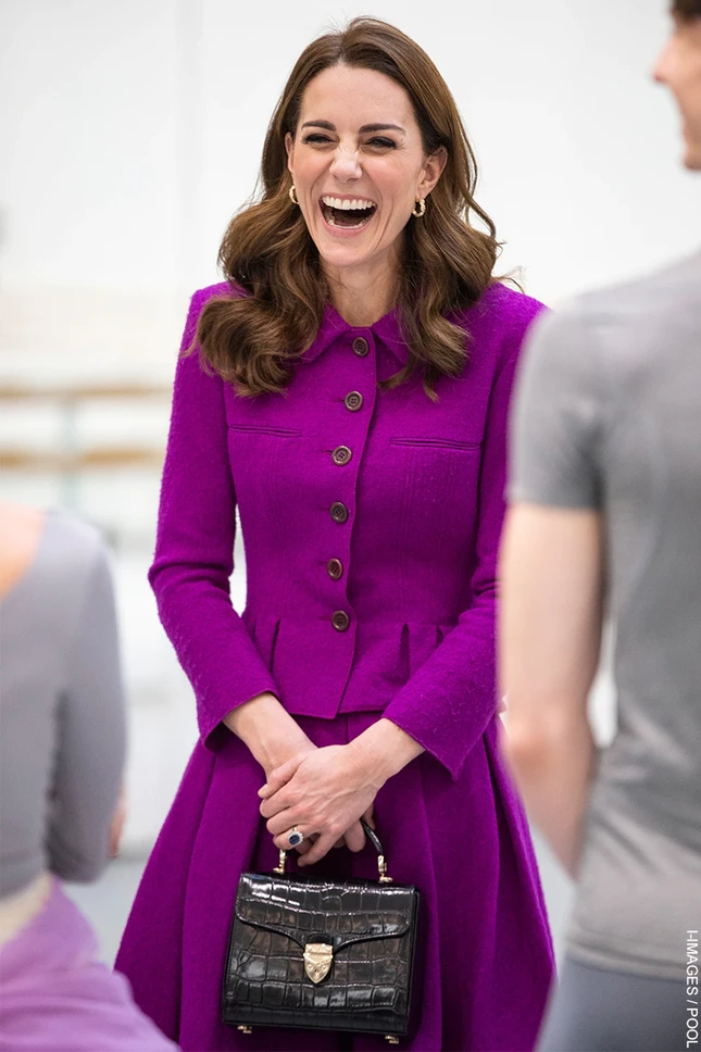 Những chiếc túi hiệu lạ lẫm trong bộ sưu tập của Công nương Kate Middleton ảnh 3