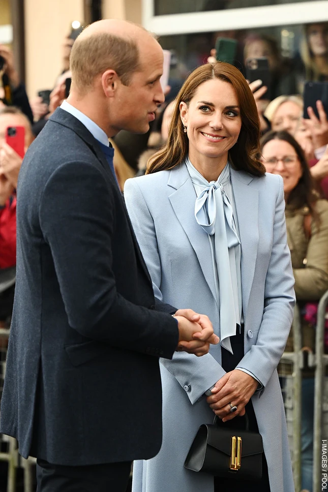 Những chiếc túi hiệu lạ lẫm trong bộ sưu tập của Công nương Kate Middleton ảnh 6