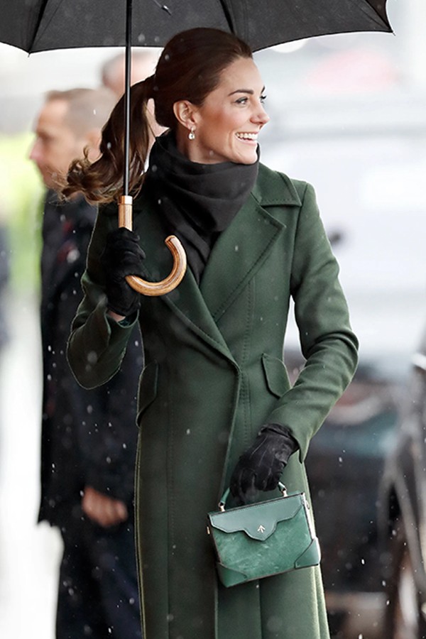 Những chiếc túi hiệu lạ lẫm trong bộ sưu tập của Công nương Kate Middleton ảnh 1