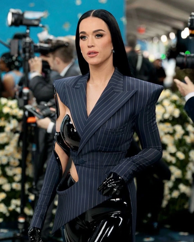 Những kiểu tóc ấn tượng nhất Met Gala 2025: Jennie, Dua Lipa "đánh bùa mê" ảnh 11