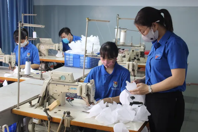 10 sinh viên may 2000 khẩu trang tặng công nhân ảnh 3