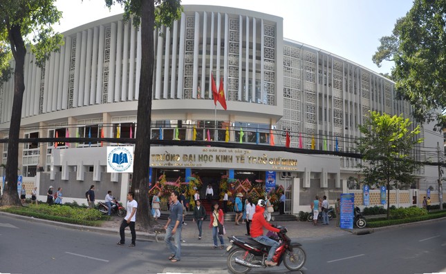 Sinh viên trường ĐH Kinh tế TP. HCM đi học lại từ 11/12/2020 ảnh 1