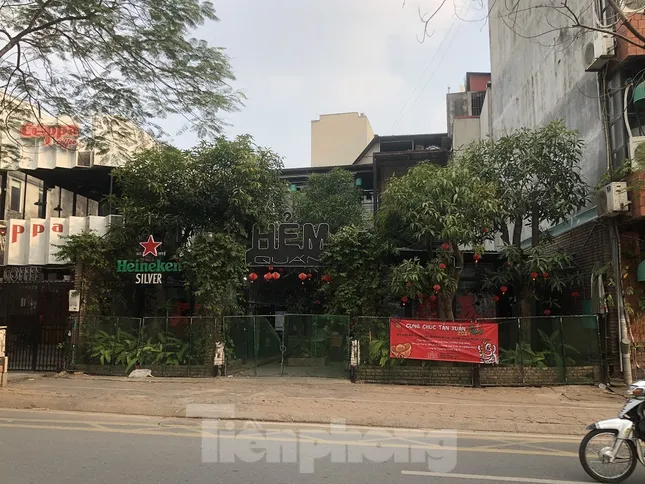 Không bị cấm, nhiều hàng quán ở Hà Nội vẫn 'cửa đóng then cài' ảnh 2