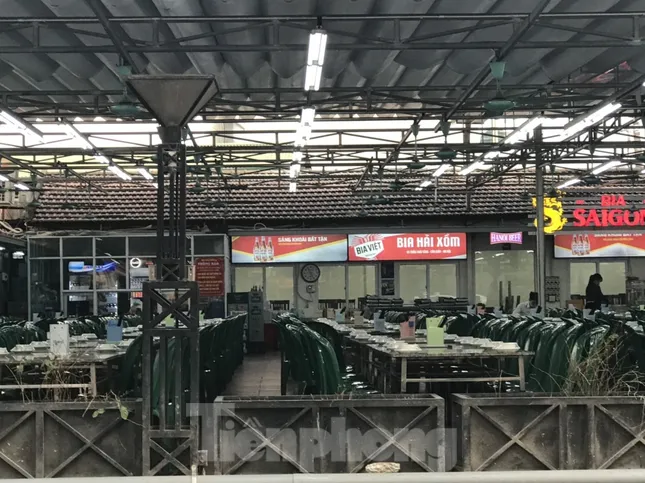 Không bị cấm, nhiều hàng quán ở Hà Nội vẫn 'cửa đóng then cài' ảnh 3