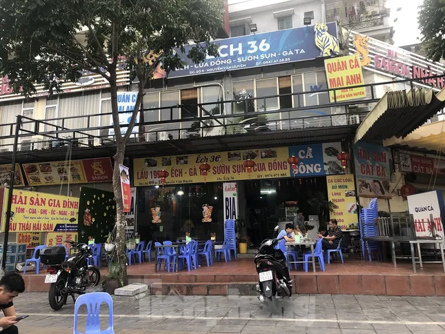 Không bị cấm, nhiều hàng quán ở Hà Nội vẫn 'cửa đóng then cài' ảnh 4