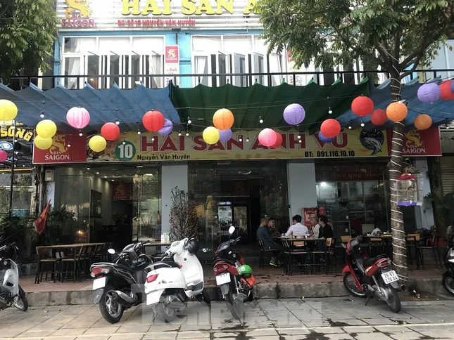 Không bị cấm, nhiều hàng quán ở Hà Nội vẫn 'cửa đóng then cài' ảnh 5