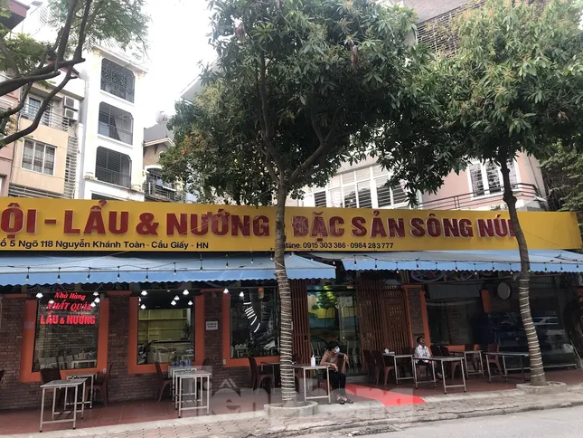 Không bị cấm, nhiều hàng quán ở Hà Nội vẫn 'cửa đóng then cài' ảnh 6