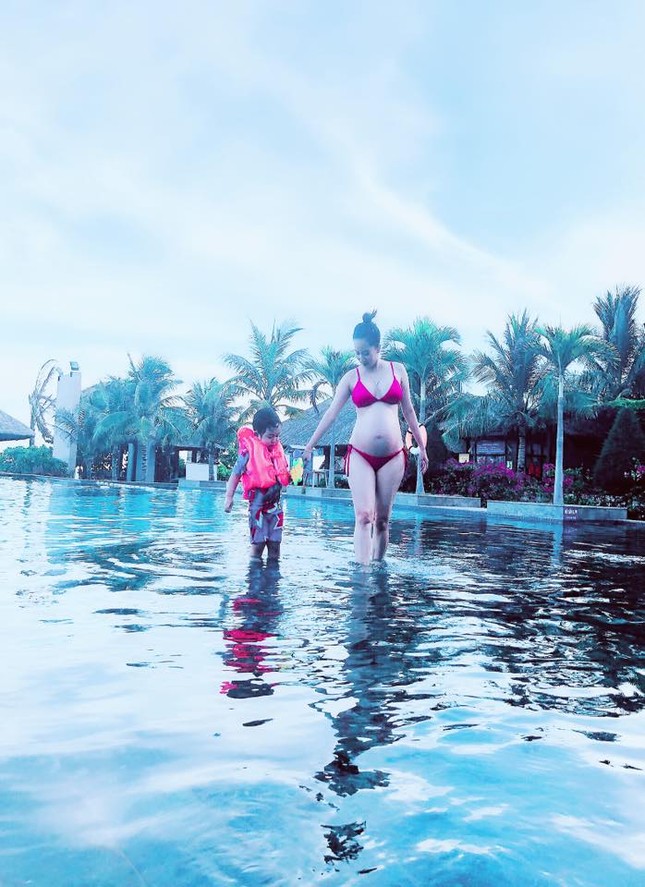 Bà bầu tháng 8 Khánh Thy khoe ảnh bikini quyến rũ bên chồng con ảnh 4