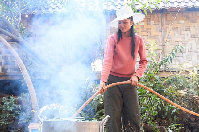 H'Hen Niê gói 400 đòn bánh tét ảnh 5